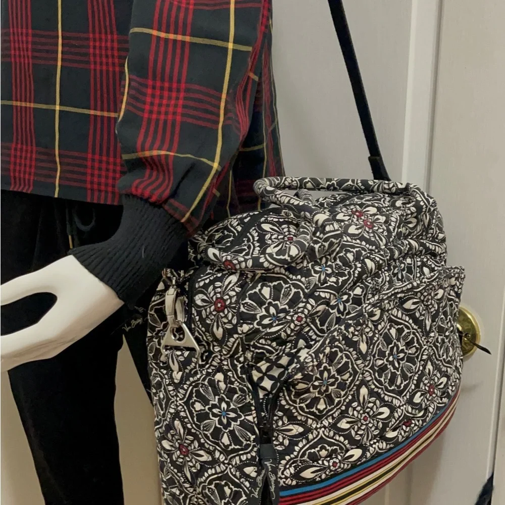 Vara Bradley laptop or traveler bag can use as a lagage or stack to your baggage - Picture 3 of 14